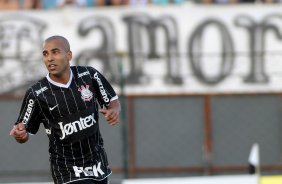 Emerson do Corinthians comemora aps marca gol contra a equipe do Comercial durante partida vlida pelo Campeonato Paulista realizado no estdio Palma Travassos. Ribeiro Preto/SP, Brasil