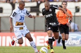Emerson do Corinthians disputa a bola com o jogador Wellington do Comercial durante partida vlida pelo Campeonato Paulista realizado no estdio Palma Travassos. Ribeiro Preto/SP, Brasil
