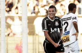 Ramon do Corinthians comemora aps marca gol contra a equipe do Comercial durante partida vlida pelo Campeonato Paulista realizado no estdio Palma Travassos. Ribeiro Preto/SP, Brasil