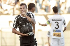 Ramon do Corinthians comemora aps marca gol contra a equipe do Comercial durante partida vlida pelo Campeonato Paulista realizado no estdio Palma Travassos. Ribeiro Preto/SP, Brasil