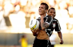 Ramon do Corinthians comemora após marca gol contra a equipe do Comercial durante partida válida pelo Campeonato Paulista realizado no estádio Palma Travassos. Ribeirão Preto/SP, Brasil