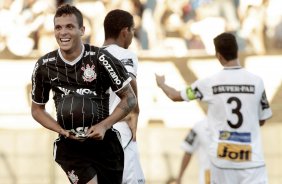 Ramon do Corinthians comemora aps marca gol contra a equipe do Comercial durante partida vlida pelo Campeonato Paulista realizado no estdio Palma Travassos. Ribeiro Preto/SP, Brasil