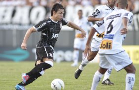 Willian do Corinthians disputa a bola com o jogador Wellington do Comercial durante partida vlida pelo Campeonato Paulista realizado no estdio Palma Travassos. Ribeiro Preto/SP, Brasil