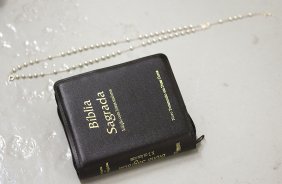 Biblia de Edenilson nos vestirios antes da partida entre Corinthians/Brasil x Cruz Azul/Mxico, realizada esta noite no estdio do Pacaembu, vlida pela 1 rodada do returno da primeira fase da Copa Libertadores de Amrica 2012