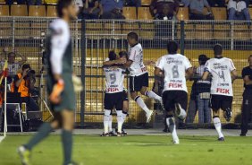 Corinthians comemora seu gol durante a partida entre Corinthians/Brasil x Cruz Azul/Mxico, realizada esta noite no estdio do Pacaembu, vlida pela 1 rodada do returno da primeira fase da Copa Libertadores de Amrica 2012