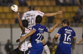 Danilo faz seu gol durante a partida entre Corinthians/Brasil x Cruz Azul/Mxico, realizada esta noite no estdio do Pacaembu, vlida pela 1 rodada do returno da primeira fase da Copa Libertadores de Amrica 2012