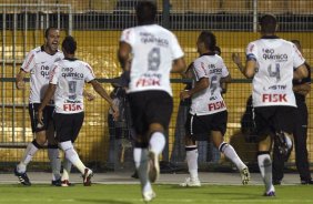 Danilo(e) comemora seu gol durante a partida entre Corinthians/Brasil x Cruz Azul/Mxico, realizada esta noite no estdio do Pacaembu, vlida pela 1 rodada do returno da primeira fase da Copa Libertadores de Amrica 2012