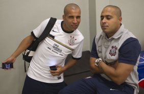 Emerson e o fisioterapeuta Caio Mello nos vestirios antes da partida entre Corinthians/Brasil x Cruz Azul/Mxico, realizada esta noite no estdio do Pacaembu, vlida pela 1 rodada do returno da primeira fase da Copa Libertadores de Amrica 2012