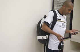 Emerson nos vestirios antes da partida entre Corinthians/Brasil x Cruz Azul/Mxico, realizada esta noite no estdio do Pacaembu, vlida pela 1 rodada do returno da primeira fase da Copa Libertadores de Amrica 2012