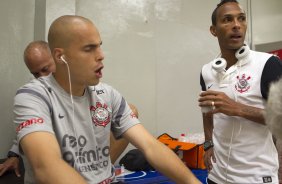Julio Cesar e Liedson nos vestirios antes da partida entre Corinthians/Brasil x Cruz Azul/Mxico, realizada esta noite no estdio do Pacaembu, vlida pela 1 rodada do returno da primeira fase da Copa Libertadores de Amrica 2012