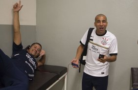 O enfermeiro Cleber Costa e Emerson nos vestirios antes da partida entre Corinthians/Brasil x Cruz Azul/Mxico, realizada esta noite no estdio do Pacaembu, vlida pela 1 rodada do returno da primeira fase da Copa Libertadores de Amrica 2012