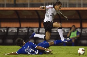 Fabio Santos e Mariaca durante a partida entre Corinthians/Brasil x Cruz Azul/Mxico, realizada esta noite no estdio do Pacaembu, vlida pela 1 rodada do returno da primeira fase da Copa Libertadores de Amrica 2012