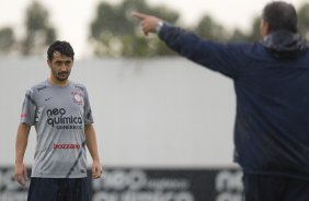 Douglas e Tite durante treino desta tarde no CT Joaquim Grava, localizado no Parque Ecolgico do Tiete. O prximo jogo da equipe ser amanh, quarta-feira, dia 28/03, contra XV de Piracicaba, no Pacaembu, vlido pela 16 rodada do Campeonato Paulista 2012