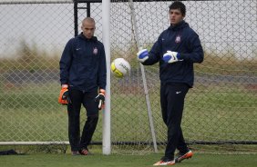 Julio Cesar e Matheus Caldeira durante treino desta tarde no CT Joaquim Grava, localizado no Parque Ecolgico do Tiete. O prximo jogo da equipe ser amanh, quarta-feira, dia 28/03, contra XV de Piracicaba, no Pacaembu, vlido pela 16 rodada do Campeonato Paulista 2012