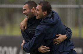 Leandro Castn comemora com Fabio Santos gol no racho durante treino desta tarde no CT Joaquim Grava, localizado no Parque Ecolgico do Tiete. O prximo jogo da equipe ser amanh, quarta-feira, dia 28/03, contra XV de Piracicaba, no Pacaembu, vlido pela 16 rodada do Campeonato Paulista 2012