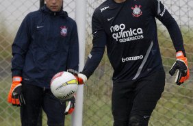 Os goleiros Julio Cesar e Cassio, que entra no time amanh, durante treino desta tarde no CT Joaquim Grava, localizado no Parque Ecolgico do Tiete. O prximo jogo da equipe ser amanh, quarta-feira, dia 28/03, contra XV de Piracicaba, no Pacaembu, vlido pela 16 rodada do Campeonato Paulista 2012
