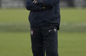 Tite durante treino desta tarde no CT Joaquim Grava, localizado no Parque Ecolgico do Tiete. O prximo jogo da equipe ser amanh, quarta-feira, dia 28/03, contra XV de Piracicaba, no Pacaembu, vlido pela 16 rodada do Campeonato Paulista 2012