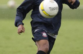Vitor Jr durante treino desta tarde no CT Joaquim Grava, localizado no Parque Ecolgico do Tiete. O prximo jogo da equipe ser amanh, quarta-feira, dia 28/03, contra XV de Piracicaba, no Pacaembu, vlido pela 16 rodada do Campeonato Paulista 2012