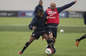 Vitor Jr e Alessandro que volta ao time titular amanh durante treino desta tarde no CT Joaquim Grava, localizado no Parque Ecolgico do Tiete. O prximo jogo da equipe ser amanh, quarta-feira, dia 28/03, contra XV de Piracicaba, no Pacaembu, vlido pela 16 rodada do Campeonato Paulista 2012