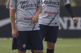 Douglas e Fabio Santos durante treino desta tarde no CT Joaquim Grava, localizado no Parque Ecológico do Tiete. O próximo jogo da equipe será domingo, dia 01/04, contra Oeste de Itápolis, em Presidente Prudente, válido pela 17ª rodada do Campeonato Paulista 2012