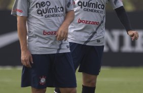 Douglas e Fabio Santos durante treino desta tarde no CT Joaquim Grava, localizado no Parque Ecolgico do Tiete. O prximo jogo da equipe ser domingo, dia 01/04, contra Oeste de Itpolis, em Presidente Prudente, vlido pela 17 rodada do Campeonato Paulista 2012