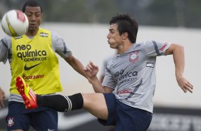 Luis Ramirez e Willian durante treino desta tarde no CT Joaquim Grava, localizado no Parque Ecológico do Tiete. O próximo jogo da equipe será domingo, dia 01/04, contra Oeste de Itápolis, em Presidente Prudente, válido pela 17ª rodada do Campeonato Paulista 2012