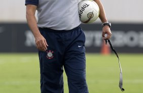 Tite durante treino desta tarde no CT Joaquim Grava, localizado no Parque Ecolgico do Tiete. O prximo jogo da equipe ser domingo, dia 01/04, contra Oeste de Itpolis, em Presidente Prudente, vlido pela 17 rodada do Campeonato Paulista 2012