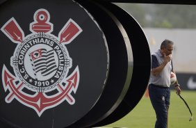 Tite durante treino desta tarde no CT Joaquim Grava, localizado no Parque Ecolgico do Tiete. O prximo jogo da equipe ser domingo, dia 01/04, contra Oeste de Itpolis, em Presidente Prudente, vlido pela 17 rodada do Campeonato Paulista 2012