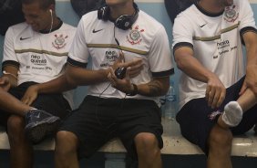Fabio Santos cantando nos vestirios antes da partida entre Oeste de Itpolis x Corinthians, realizada esta tarde no estdio Eduardo Jos Farah, o Prudento, pela 17 rodada do Campeonato Paulista de 2012