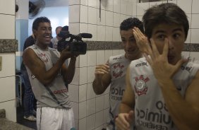 Paulinho brinca de cinegrafista e filma Gilsinho e Willian passando protetor solar no rosto nos vestirios antes da partida entre Oeste de Itpolis x Corinthians, realizada esta tarde no estdio Eduardo Jos Farah, o Prudento, pela 17 rodada do Campeonato Paulista de 2012