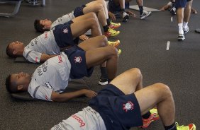 Gilsinho e Vitor Jr, em primeiro plano, durante treino desta manh no CT Joaquim Grava, localizado no Parque Ecolgico do Tiete. O prximo jogo da equipe ser domingo, dia 08/04, contra Paulista de Jundia, vlido pela 18 rodada do Campeonato Paulista 2012