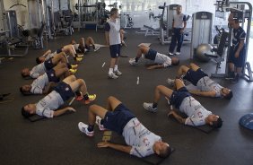 Jogadores fazendo alongamento durante treino desta manh no CT Joaquim Grava, localizado no Parque Ecolgico do Tiete. O prximo jogo da equipe ser domingo, dia 08/04, contra Paulista de Jundia, vlido pela 18 rodada do Campeonato Paulista 2012