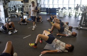 O preparador fsico Fabio Mahseredjian da exercicios de alongamento durante treino desta manh no CT Joaquim Grava, localizado no Parque Ecolgico do Tiete. O prximo jogo da equipe ser domingo, dia 08/04, contra Paulista de Jundia, vlido pela 18 rodada do Campeonato Paulista 2012