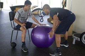 Zizao e o fisioterapeuta Caio Mello durante treino desta manh no CT Joaquim Grava, localizado no Parque Ecolgico do Tiete. O prximo jogo da equipe ser domingo, dia 08/04, contra Paulista de Jundia, vlido pela 18 rodada do Campeonato Paulista 2012