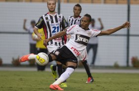 Bruno Formigone e Liedson durante a partida entre Corinthians x Paulista de Jundiaí/SP, realizada esta tarde no estádio do Pacaembu, válida pela 18ª rodada do Campeonato Paulista de 2012