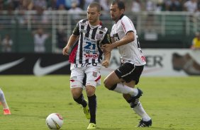 Bruno Formigoni e Danilo durante a partida entre Corinthians x Paulista de Jundiaí/SP, realizada esta tarde no estádio do Pacaembu, válida pela 18ª rodada do Campeonato Paulista de 2012