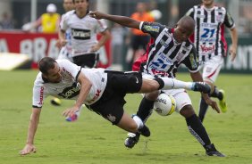 Danilo e Madson durante a partida entre Corinthians x Paulista de Jundiaí/SP, realizada esta tarde no estádio do Pacaembu, válida pela 18ª rodada do Campeonato Paulista de 2012