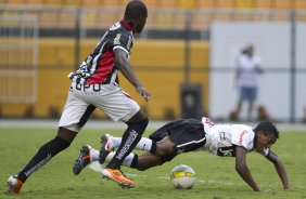 Diego Ivo derruba Edenilson durante a partida entre Corinthians x Paulista de Jundiaí/SP, realizada esta tarde no estádio do Pacaembu, válida pela 18ª rodada do Campeonato Paulista de 2012