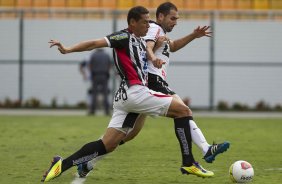 Diogo e Danilo durante a partida entre Corinthians x Paulista de Jundiaí/SP, realizada esta tarde no estádio do Pacaembu, válida pela 18ª rodada do Campeonato Paulista de 2012