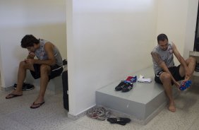 Felipe e Danilo nos vestiários antes da partida entre Corinthians x Paulista de Jundiaí/SP, realizada esta tarde no estádio do Pacaembu, válida pela 18ª rodada do Campeonato Paulista de 2012