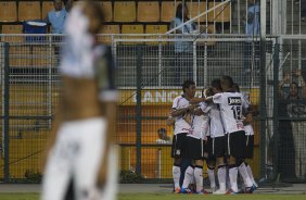 Jogadores comemora gol de Willian durante a partida entre Corinthians x Paulista de Jundiaí/SP, realizada esta tarde no estádio do Pacaembu, válida pela 18ª rodada do Campeonato Paulista de 2012