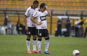 Leandro Castán combina cobranca de falta com Willian durante a partida entre Corinthians x Paulista de Jundiaí/SP, realizada esta tarde no estádio do Pacaembu, válida pela 18ª rodada do Campeonato Paulista de 2012