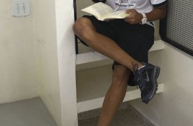 Marquinhos lendo a Biblia nos vestirios antes da partida entre Corinthians x Paulista de Jundia/SP, realizada esta tarde no estdio do Pacaembu, vlida pela 18 rodada do Campeonato Paulista de 2012