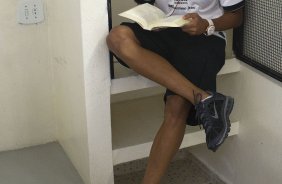Marquinhos lendo a Biblia nos vestiários antes da partida entre Corinthians x Paulista de Jundiaí/SP, realizada esta tarde no estádio do Pacaembu, válida pela 18ª rodada do Campeonato Paulista de 2012