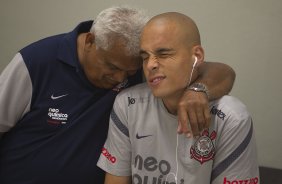 O massagista Ceará e Julio Cesar nos vestiários antes da partida entre Corinthians x Paulista de Jundiaí/SP, realizada esta tarde no estádio do Pacaembu, válida pela 18ª rodada do Campeonato Paulista de 2012