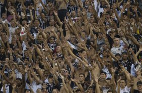 Torcida do Corinthians durante a partida entre Corinthians x Paulista de Jundiaí/SP, realizada esta tarde no estádio do Pacaembu, válida pela 18ª rodada do Campeonato Paulista de 2012