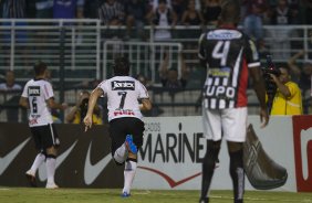 Willian(7) corre e comemora seu gol durante a partida entre Corinthians x Paulista de Jundiaí/SP, realizada esta tarde no estádio do Pacaembu, válida pela 18ª rodada do Campeonato Paulista de 2012
