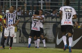 Willian comemora seu gol com Fabio Santos durante a partida entre Corinthians x Paulista de Jundiaí/SP, realizada esta tarde no estádio do Pacaembu, válida pela 18ª rodada do Campeonato Paulista de 2012