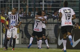 Willian comemora seu gol com Fabio Santos durante a partida entre Corinthians x Paulista de Jundiaí/SP, realizada esta tarde no estádio do Pacaembu, válida pela 18ª rodada do Campeonato Paulista de 2012