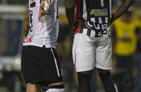 Willian e Diego Ivo durante a partida entre Corinthians x Paulista de Jundiaí/SP, realizada esta tarde no estádio do Pacaembu, válida pela 18ª rodada do Campeonato Paulista de 2012